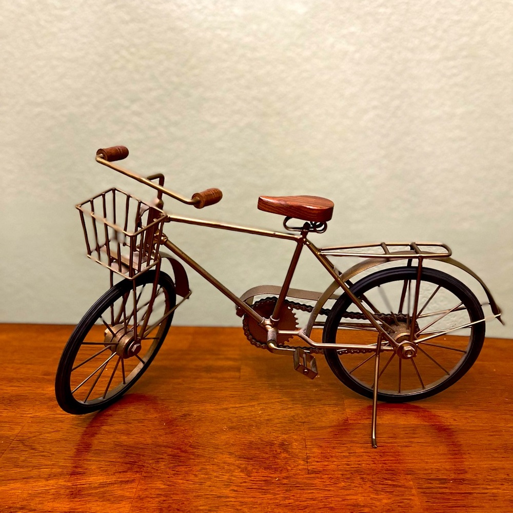 Video! Very cool bicycle decor with moving parts